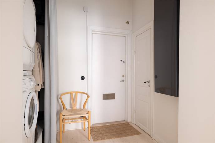 Entry hall with front door and washer/dryer